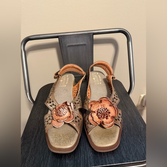 L'ATISTE Shoes - L’Artiste by Spring Step Floral Leather Wedge Sandals – Boho Cutout Slingback 40